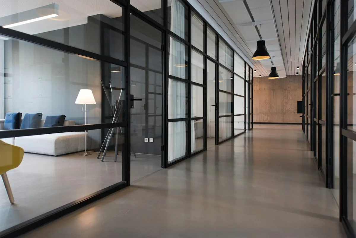 Helles Büro mit großen Fenstern und Pflanzen